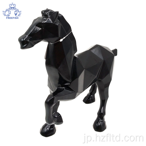 現代の幾何学的な黒い樹脂の馬の像